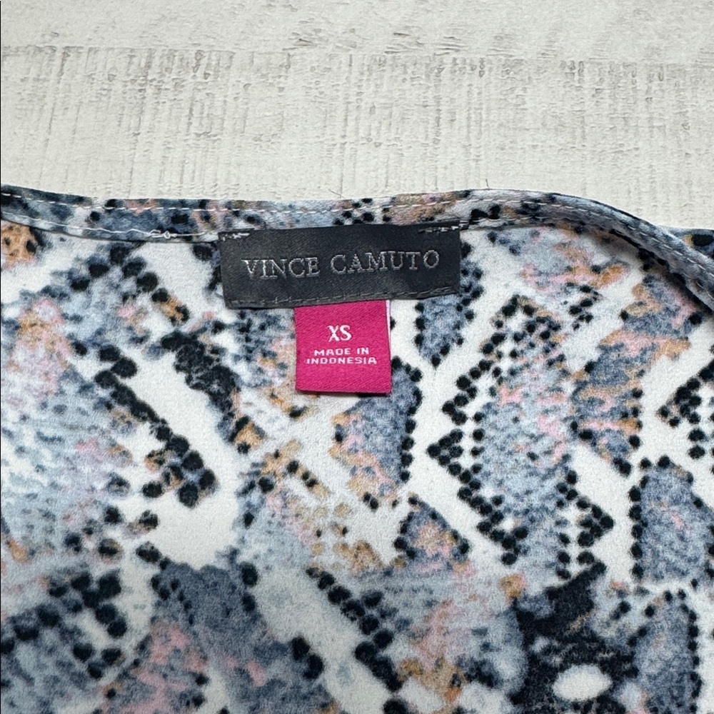 Vince Camuto Snake Print Ruffled Top Womens Size XS NWT - Picture 6 of 10